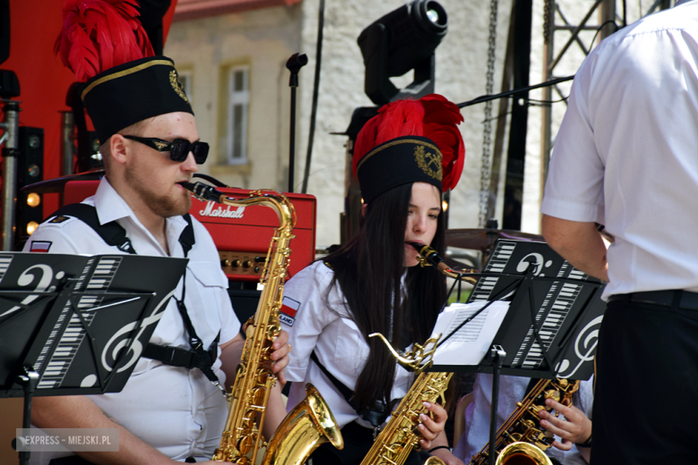 Towarzysze i towarzyszki na ulicach! Pierwszomajowy marsz otworzył Majówkę w Srebrnej Górze [foto]