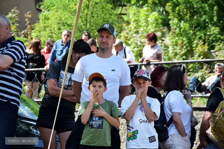 Towarzysze i towarzyszki na ulicach! Pierwszomajowy marsz otworzył Majówkę w Srebrnej Górze [foto]
