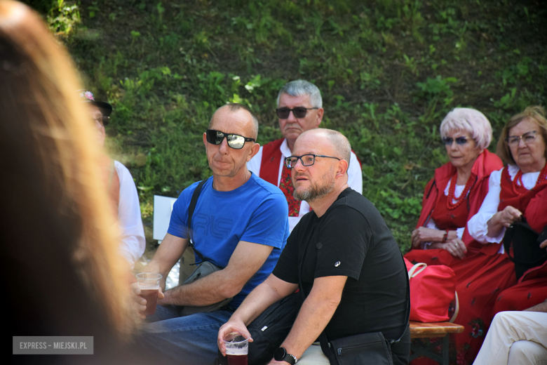 Towarzysze i towarzyszki na ulicach! Pierwszomajowy marsz otworzył Majówkę w Srebrnej Górze [foto]