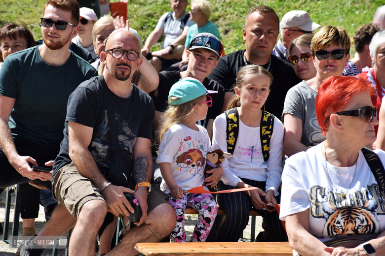 Towarzysze i towarzyszki na ulicach! Pierwszomajowy marsz otworzył Majówkę w Srebrnej Górze [foto]