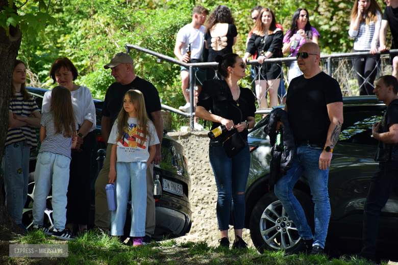 Towarzysze i towarzyszki na ulicach! Pierwszomajowy marsz otworzył Majówkę w Srebrnej Górze [foto]