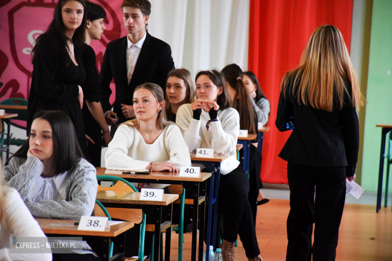 Matura 2025 rozpoczęta! W ząbkowickim liceum do egzaminu przystąpiło ponad 100 uczniów