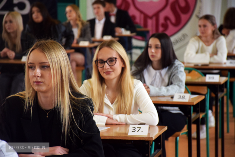 Matura 2025 rozpoczęta! W ząbkowickim liceum do egzaminu przystąpiło ponad 100 uczniów