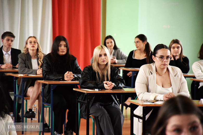Matura 2025 rozpoczęta! W ząbkowickim liceum do egzaminu przystąpiło ponad 100 uczniów