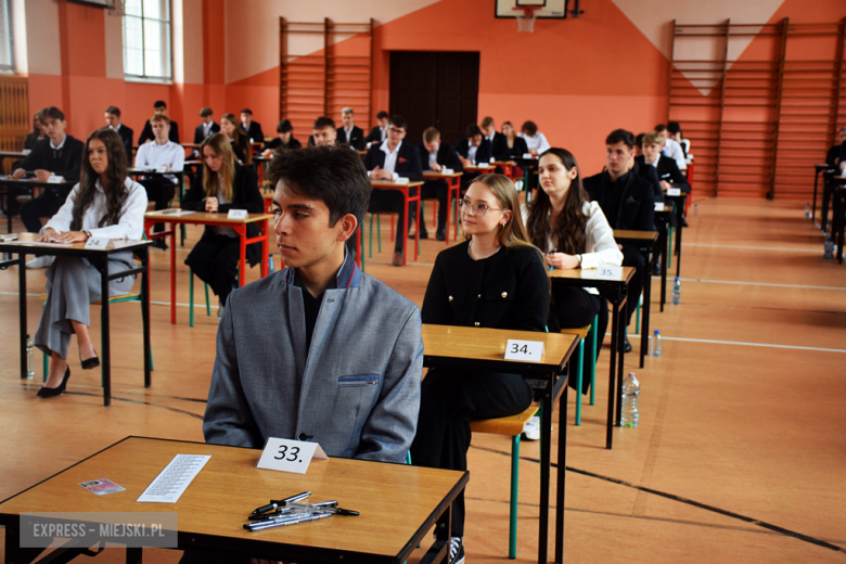 Matura 2025 rozpoczęta! W ząbkowickim liceum do egzaminu przystąpiło ponad 100 uczniów