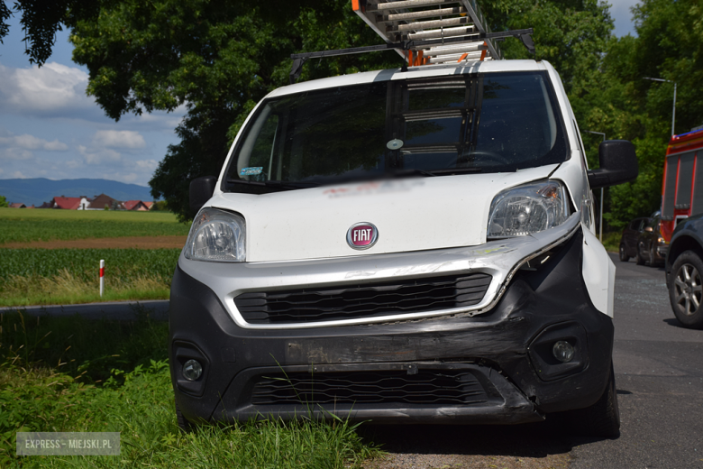 Zderzenie fiata i volkswagena na skrzyżowaniu ul. Cukrowniczej i Ziębickiej