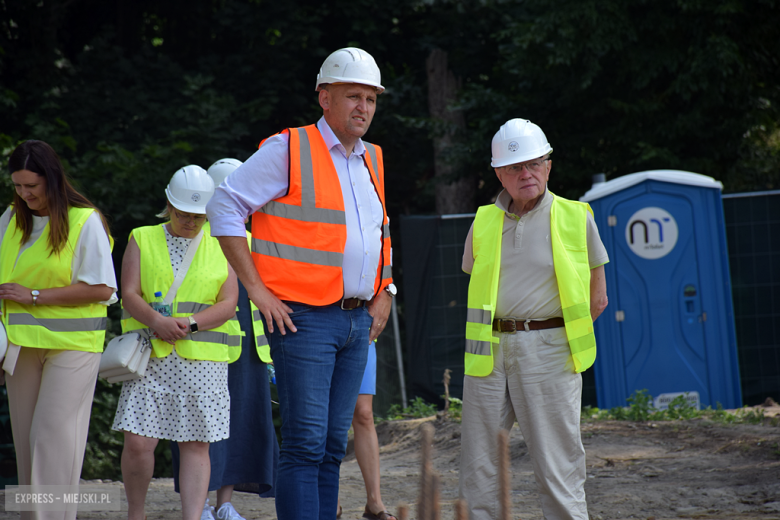 Symboliczne wmurowanie kamienia węgielnego pod budowę bloku wielorodzinnego w Ziębicach