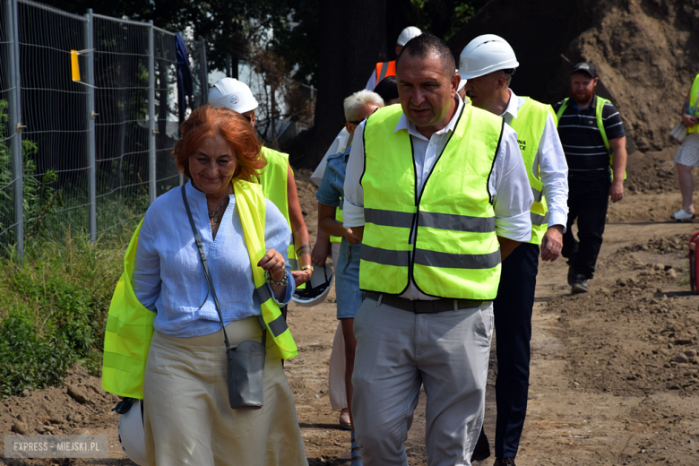 Symboliczne wmurowanie kamienia węgielnego pod budowę bloku wielorodzinnego w Ziębicach