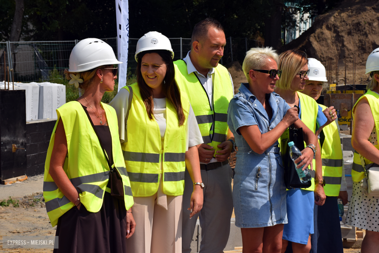 Symboliczne wmurowanie kamienia węgielnego pod budowę bloku wielorodzinnego w Ziębicach