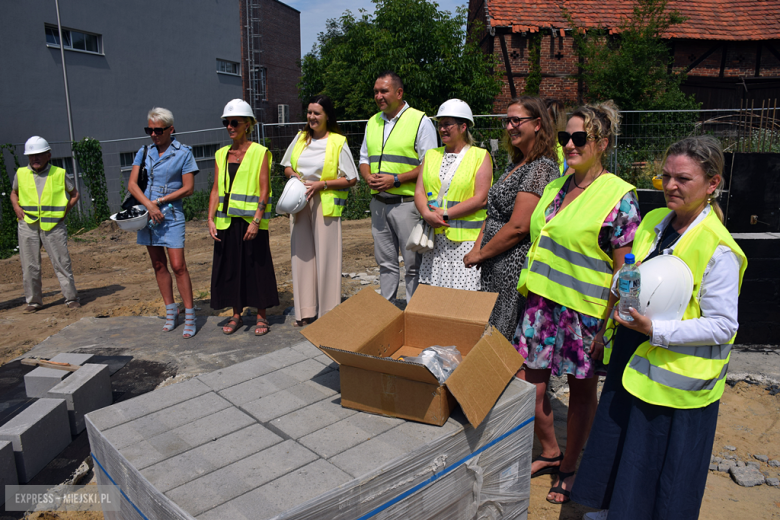 Symboliczne wmurowanie kamienia węgielnego pod budowę bloku wielorodzinnego w Ziębicach