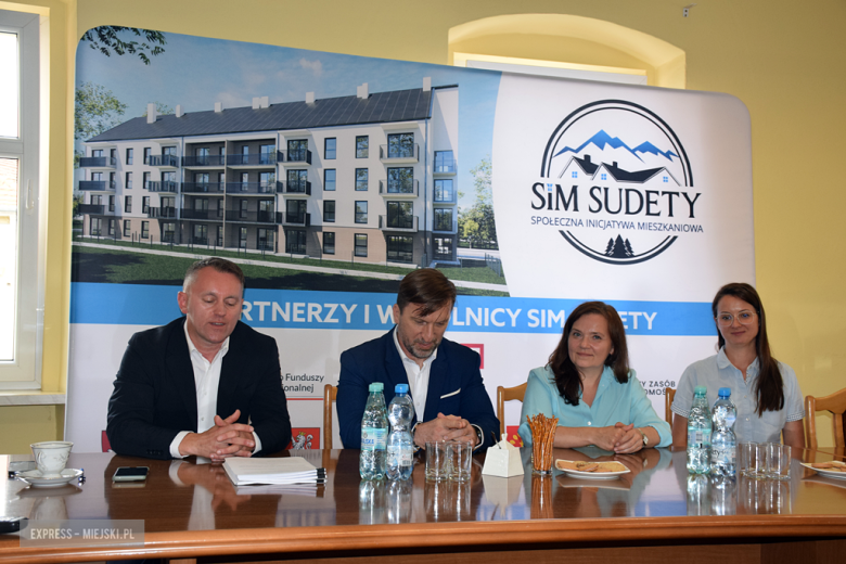 Podpisanie umowy na budowę budynku wielorodzinnego z mieszkaniami na wynajem w Złotym Stoku