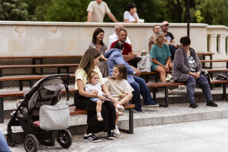 Wakacyjny Park Kultury w Złotym Stoku. Wystąpił zespół Tom J
