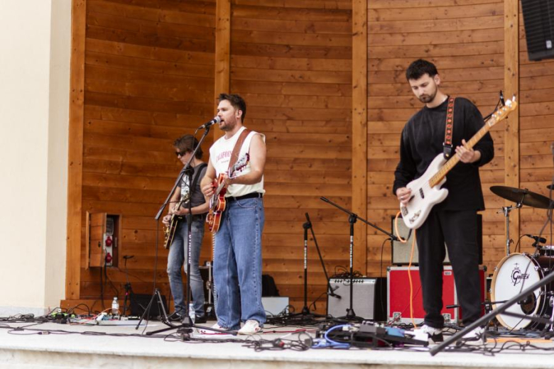 Wakacyjny Park Kultury w Złotym Stoku. Wystąpił zespół Tom J