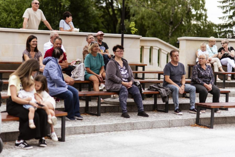 Wakacyjny Park Kultury w Złotym Stoku. Wystąpił zespół Tom J