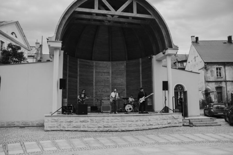 Wakacyjny Park Kultury w Złotym Stoku. Wystąpił zespół Tom J