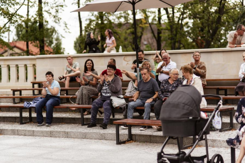 Wakacyjny Park Kultury w Złotym Stoku. Wystąpił zespół Tom J