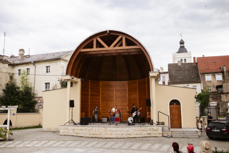 Wakacyjny Park Kultury w Złotym Stoku. Wystąpił zespół Tom J