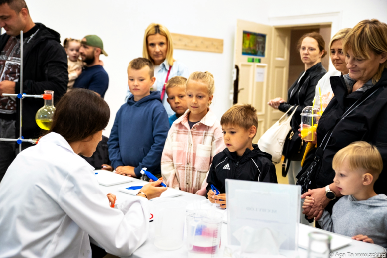 Dziecięcy świat zabawy podczas Dni i Nocy Krzywej Wieży