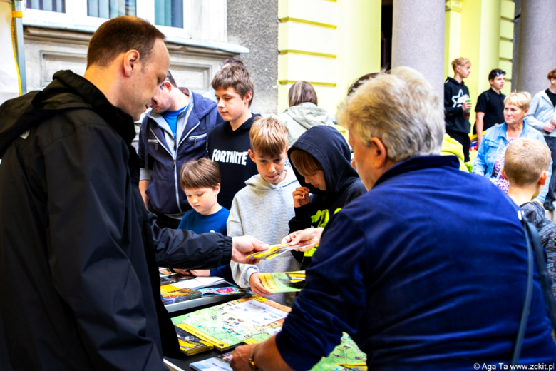Dziecięcy świat zabawy podczas Dni i Nocy Krzywej Wieży