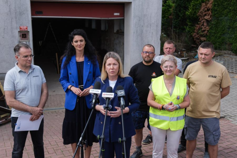 W Bardzie i Kamieńcu Ząbkowickim trwa odbudowa po powodzi. Co z domkami dla powodzian?