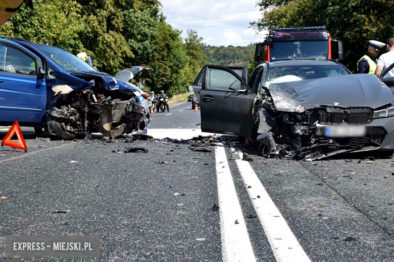 Zderzenie dwóch samochodów na krajowej ósemce. 