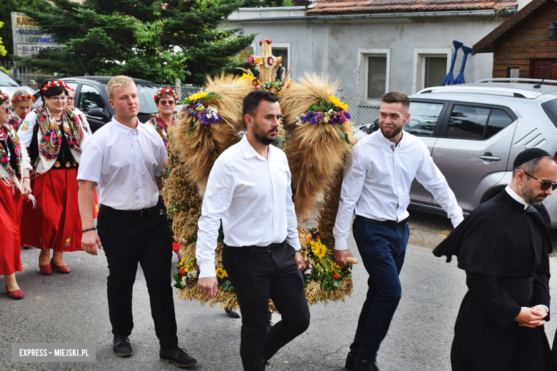 Tradycja połączona z dobrą zabawą i niepowtarzalny wyścig traktorów. Dożynki gminy Stoszowice