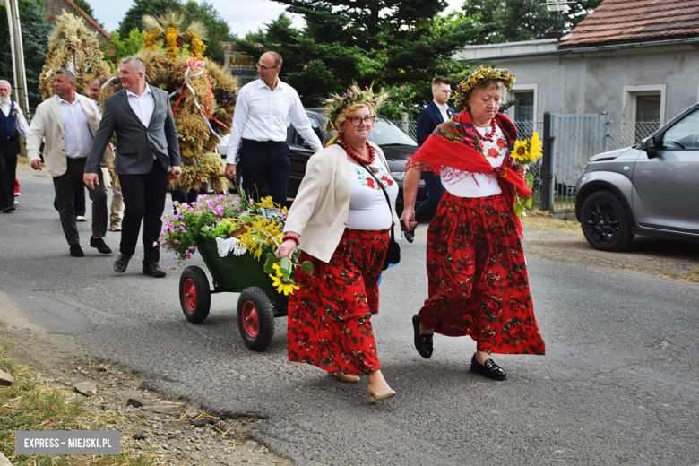 Tradycja połączona z dobrą zabawą i niepowtarzalny wyścig traktorów. Dożynki gminy Stoszowice