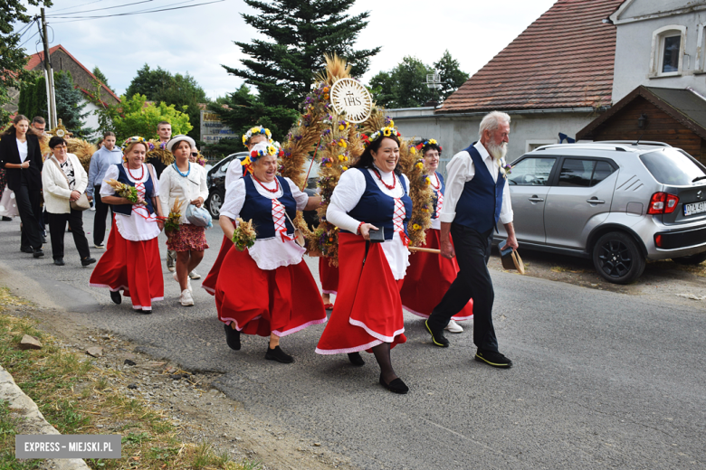Tradycja połączona z dobrą zabawą i niepowtarzalny wyścig traktorów. Dożynki gminy Stoszowice