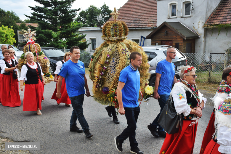 Tradycja połączona z dobrą zabawą i niepowtarzalny wyścig traktorów. Dożynki gminy Stoszowice