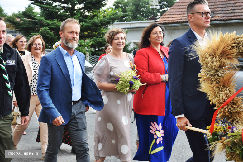 Tradycja połączona z dobrą zabawą i niepowtarzalny wyścig traktorów. Dożynki gminy Stoszowice