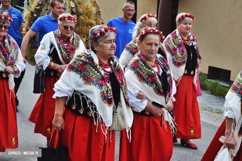 Tradycja połączona z dobrą zabawą i niepowtarzalny wyścig traktorów. Dożynki gminy Stoszowice