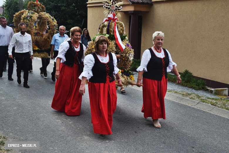 Tradycja połączona z dobrą zabawą i niepowtarzalny wyścig traktorów. Dożynki gminy Stoszowice