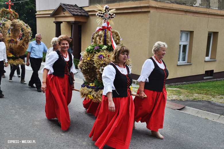 Tradycja połączona z dobrą zabawą i niepowtarzalny wyścig traktorów. Dożynki gminy Stoszowice