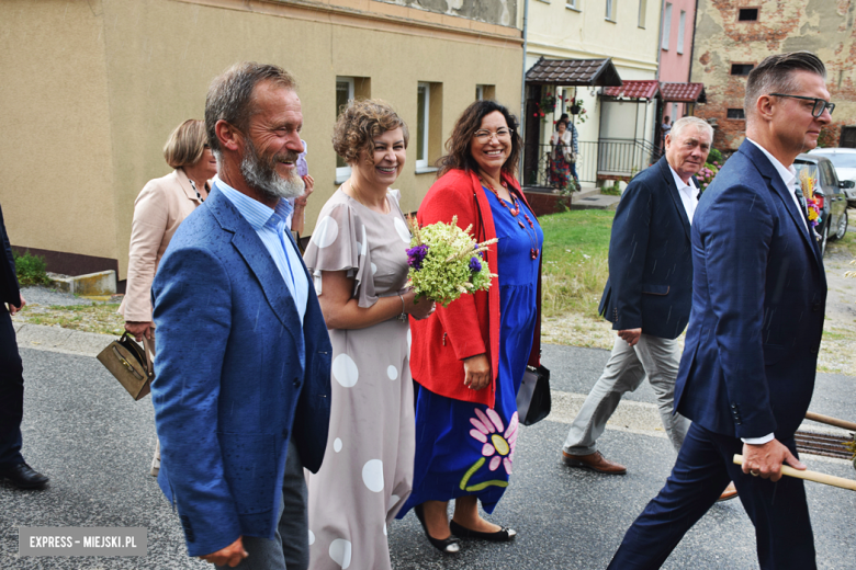Tradycja połączona z dobrą zabawą i niepowtarzalny wyścig traktorów. Dożynki gminy Stoszowice