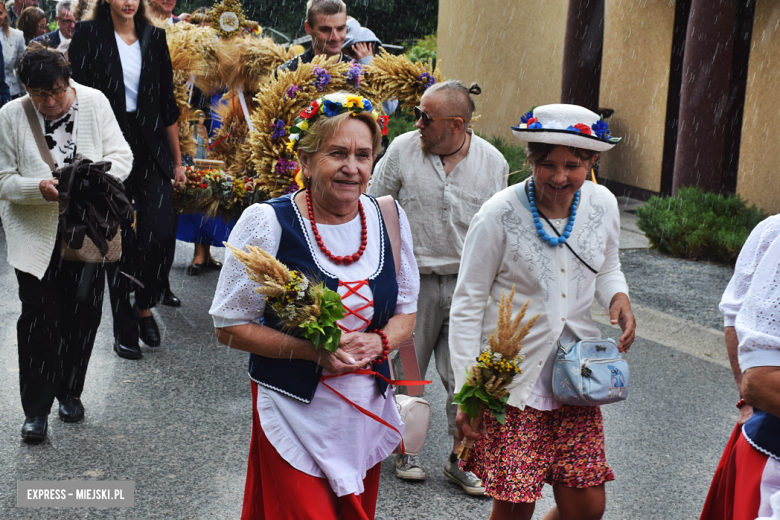 Tradycja połączona z dobrą zabawą i niepowtarzalny wyścig traktorów. Dożynki gminy Stoszowice