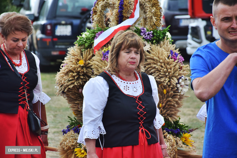 Tradycja połączona z dobrą zabawą i niepowtarzalny wyścig traktorów. Dożynki gminy Stoszowice