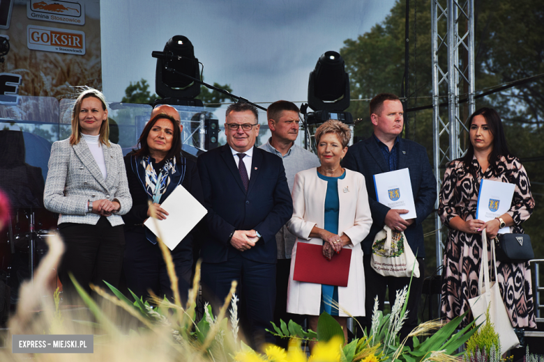 Tradycja połączona z dobrą zabawą i niepowtarzalny wyścig traktorów. Dożynki gminy Stoszowice