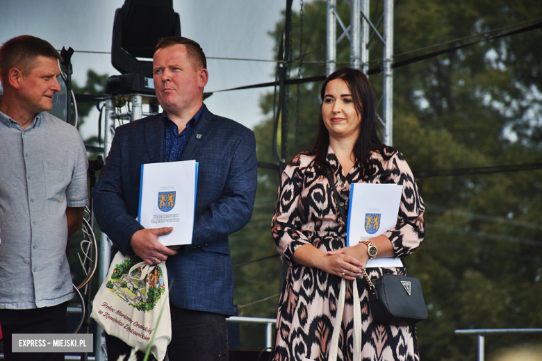 Tradycja połączona z dobrą zabawą i niepowtarzalny wyścig traktorów. Dożynki gminy Stoszowice