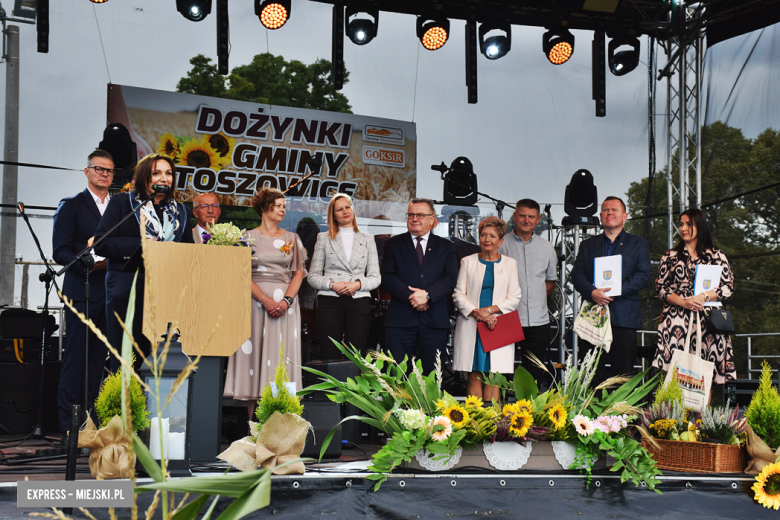 Tradycja połączona z dobrą zabawą i niepowtarzalny wyścig traktorów. Dożynki gminy Stoszowice