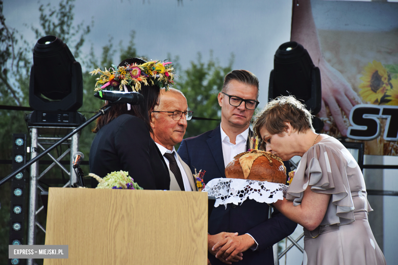 Tradycja połączona z dobrą zabawą i niepowtarzalny wyścig traktorów. Dożynki gminy Stoszowice
