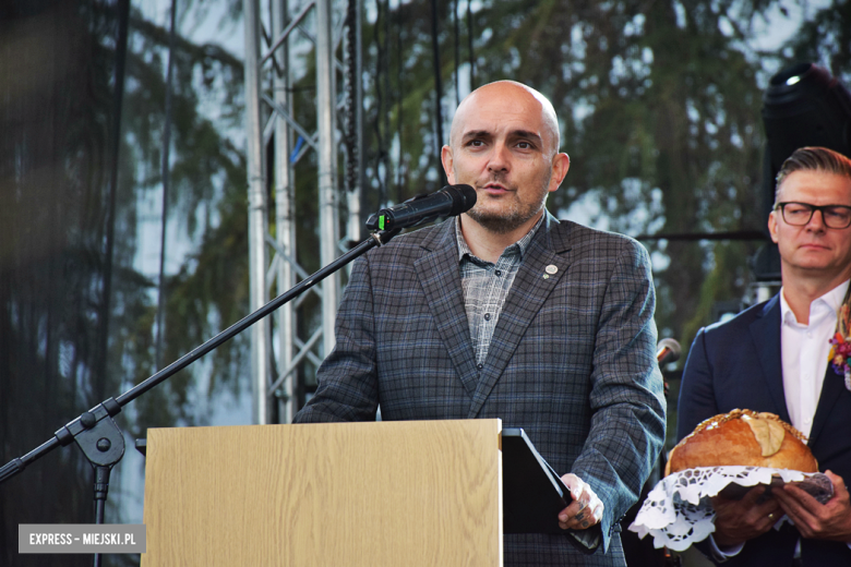 Tradycja połączona z dobrą zabawą i niepowtarzalny wyścig traktorów. Dożynki gminy Stoszowice