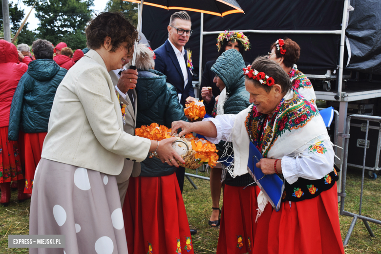 Tradycja połączona z dobrą zabawą i niepowtarzalny wyścig traktorów. Dożynki gminy Stoszowice