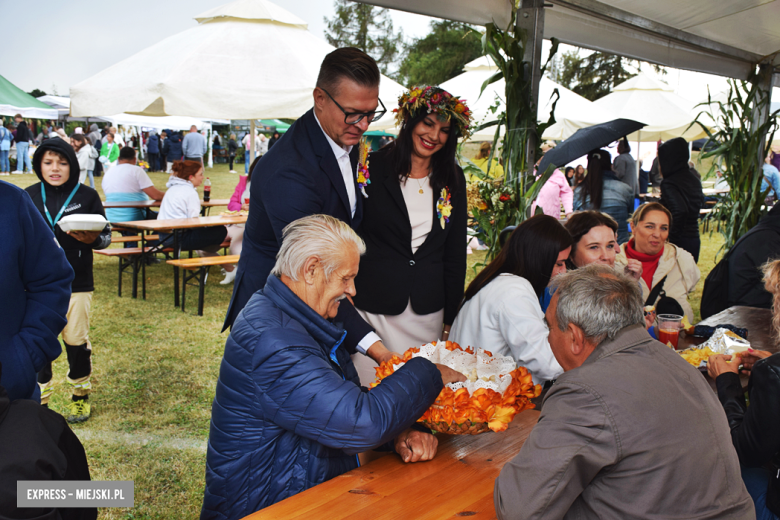 Tradycja połączona z dobrą zabawą i niepowtarzalny wyścig traktorów. Dożynki gminy Stoszowice