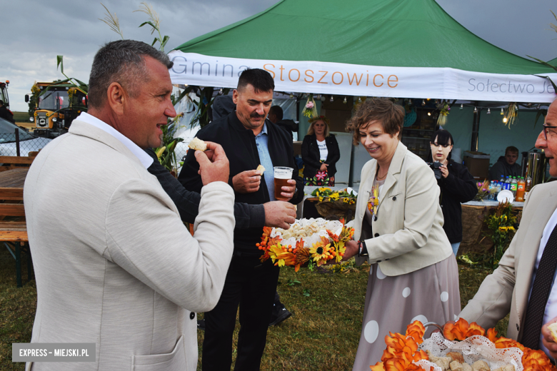 Tradycja połączona z dobrą zabawą i niepowtarzalny wyścig traktorów. Dożynki gminy Stoszowice