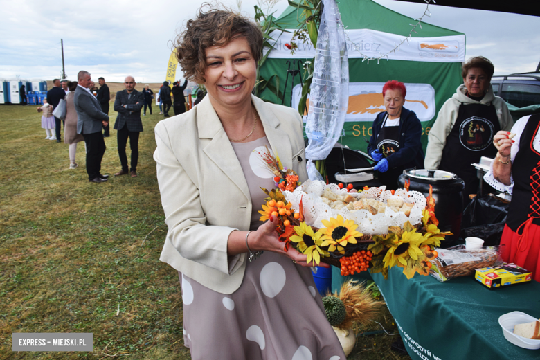 Tradycja połączona z dobrą zabawą i niepowtarzalny wyścig traktorów. Dożynki gminy Stoszowice