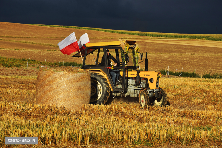 Tradycja połączona z dobrą zabawą i niepowtarzalny wyścig traktorów. Dożynki gminy Stoszowice