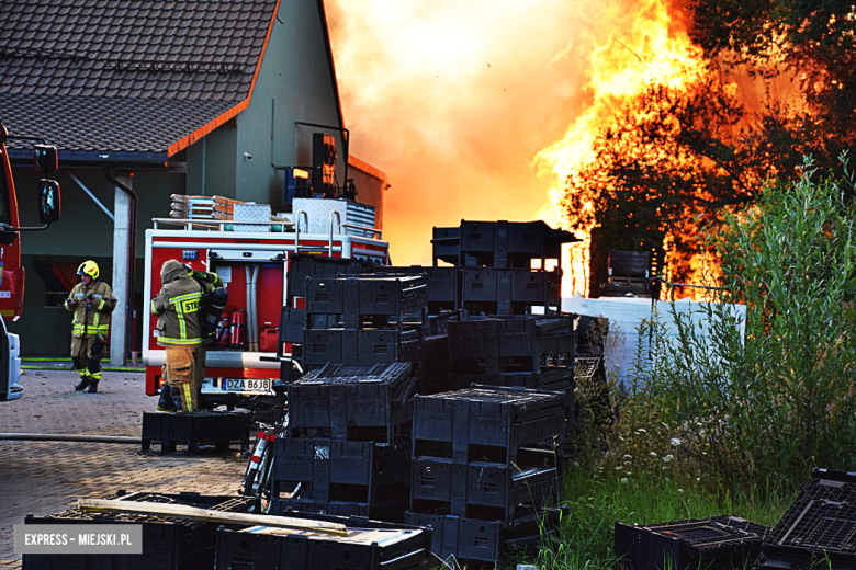 Ogromny pożar w Ożarach. Kilkanaście zastępów w akcji, trwa akcja gaśnicza
