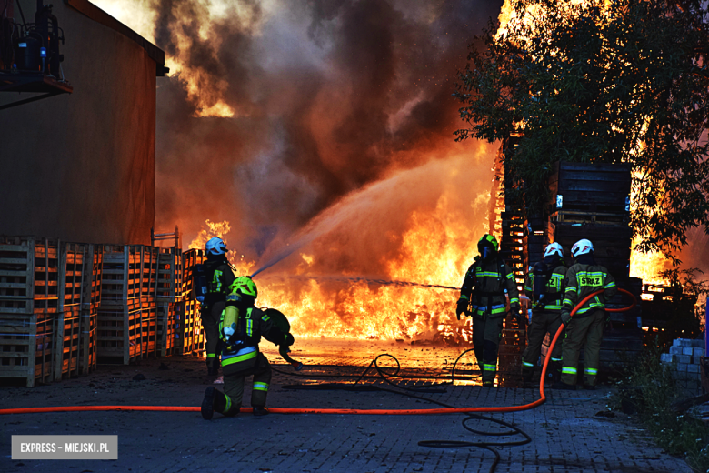 Ogromny pożar w Ożarach. Kilkanaście zastępów w akcji, trwa akcja gaśnicza