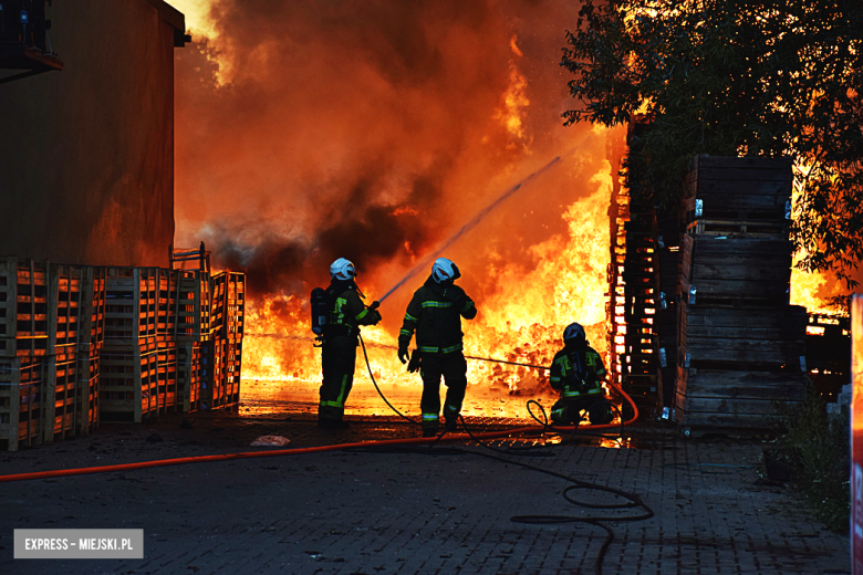 Ogromny pożar w Ożarach. Kilkanaście zastępów w akcji, trwa akcja gaśnicza