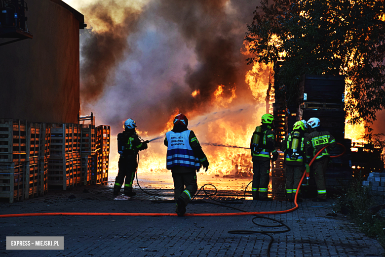 Ogromny pożar w Ożarach. Kilkanaście zastępów w akcji, trwa akcja gaśnicza